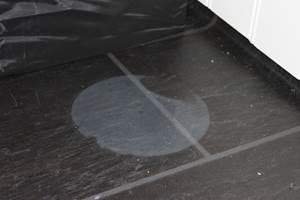 Mørke vinylbelegg kan få lyse skjolder dersom de står i konstant kontakt med vann. Flekkene forsvinner normalt når belegget tørker, og er hverken skadelig for gulvet, en feil ved produktet eller et tegn på at fukt trenger gjennom belegget.