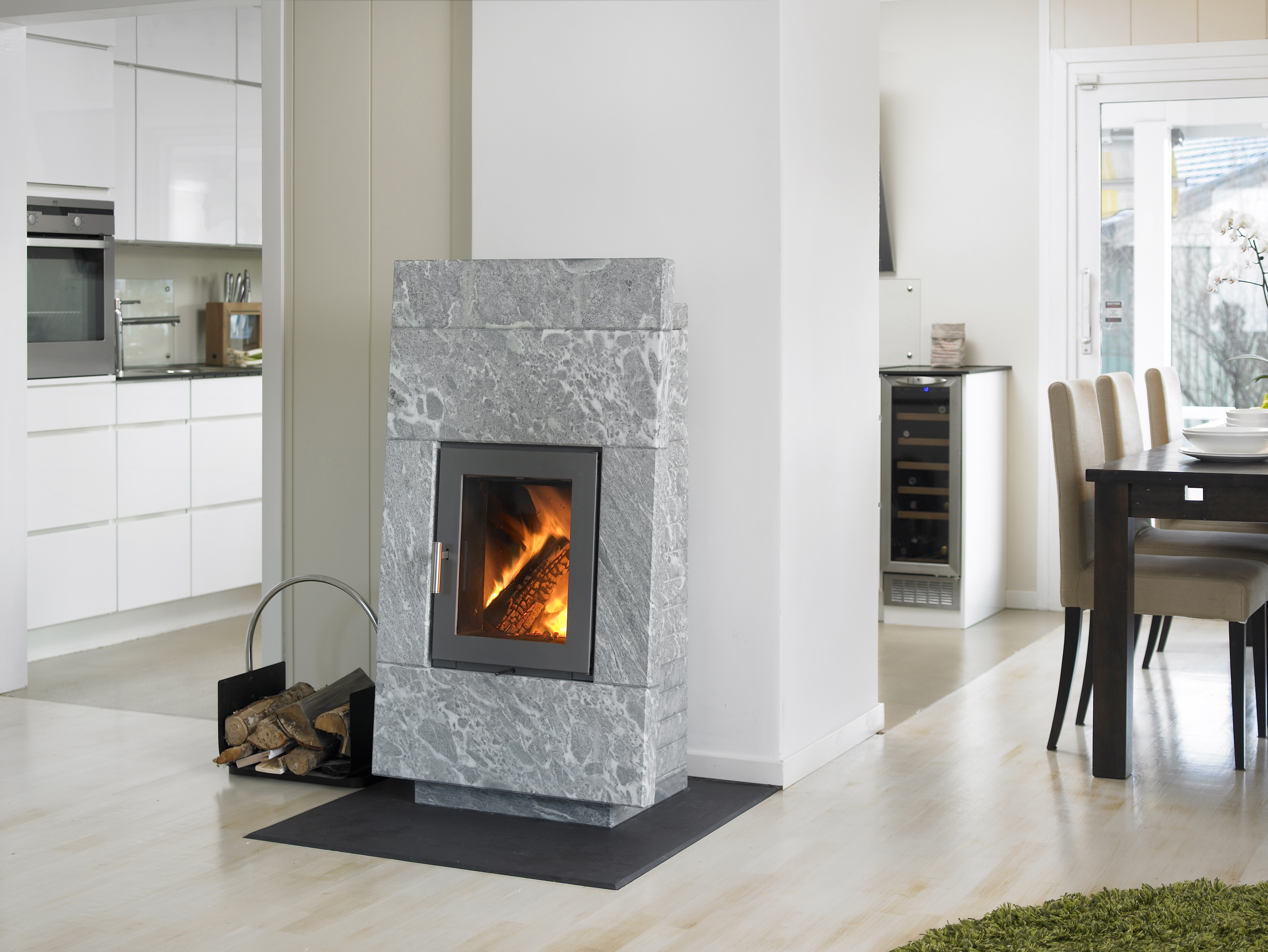 Gulvet ved peisen er mest utsatt.