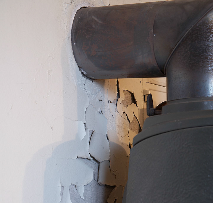 Hva gjør jeg når malingen bak ovnen skaller av?