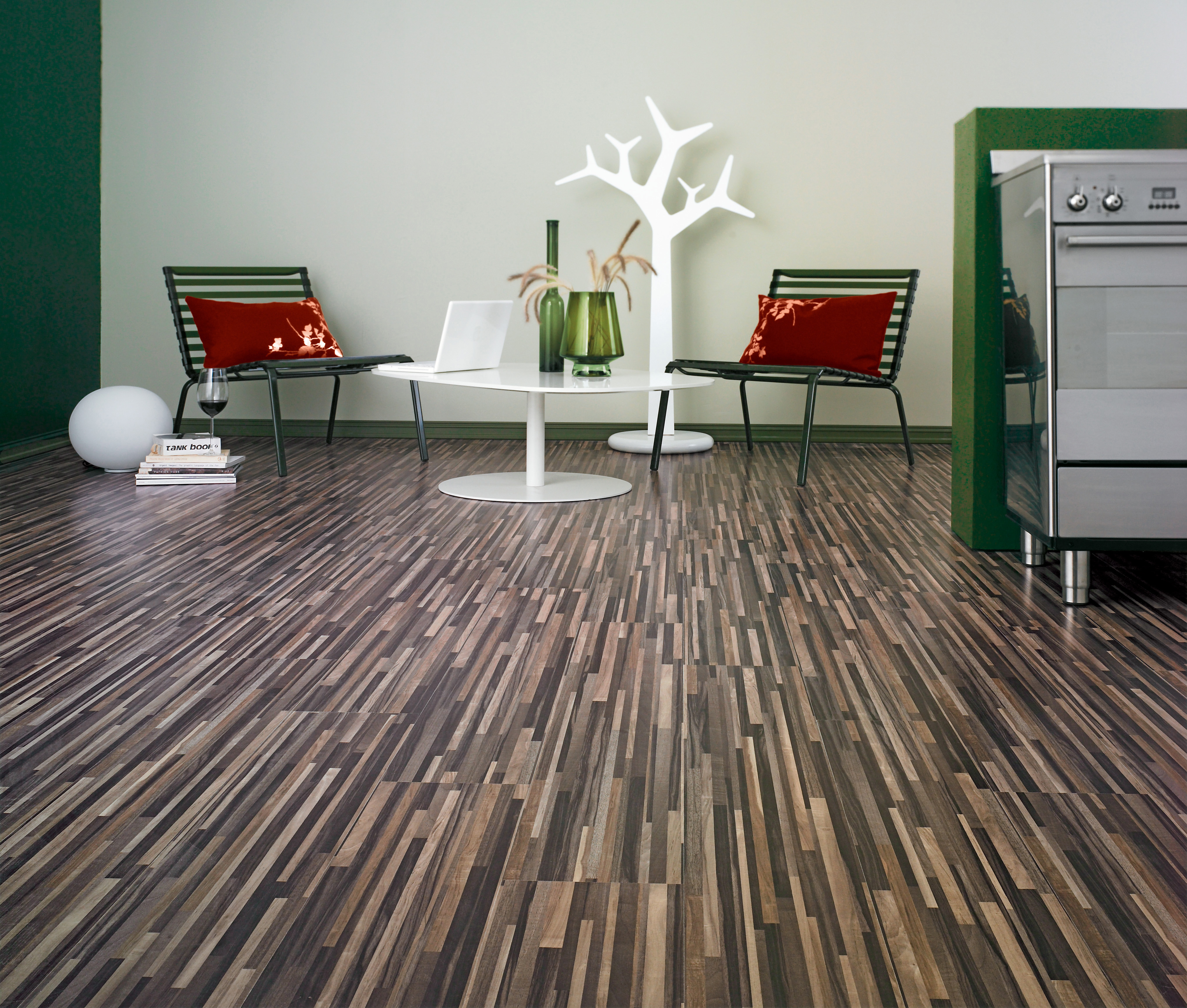 Legger mer penger i gulvet 