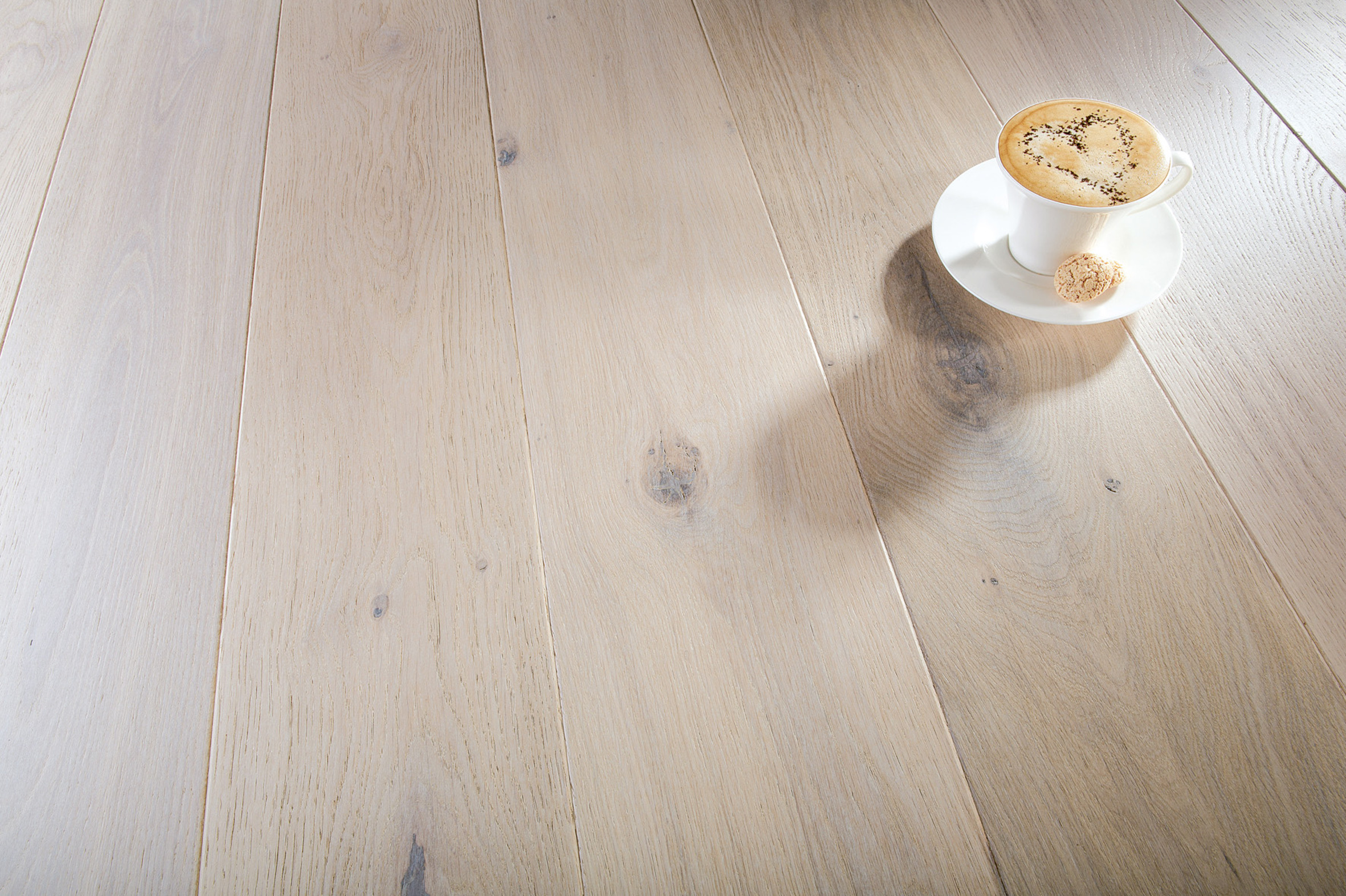 BREDT: Nordmenn foretrekker brede gulvbord der naturens egne merker og ujevnheter setter et personlig preg på gulvet.