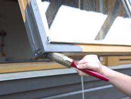 EGENSKAPER: Dør- og vindusmaling dekker godt over kanter, og gir en hard og slitesterk overflate. 