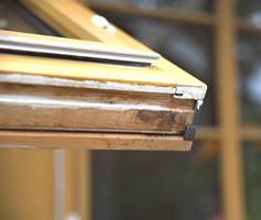Sjekk vinduene. Har de stått lenge uten beskyttelse, hjelper ikke ny maling for å hindre råteskader. Her har fuktighet begynt å tære på treverket fordi det ikke er beskyttet.