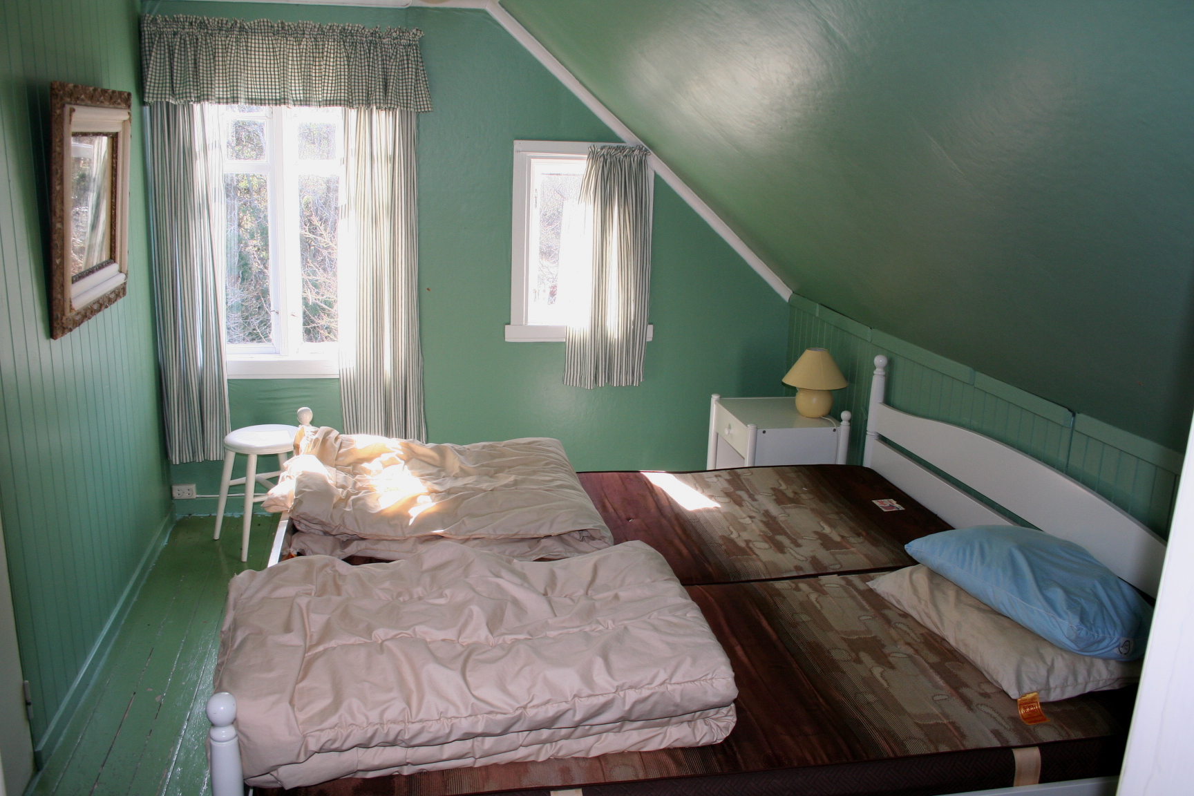 Hovedsoverommet var veldig mørkt, både på gulv, tak og vegger. 