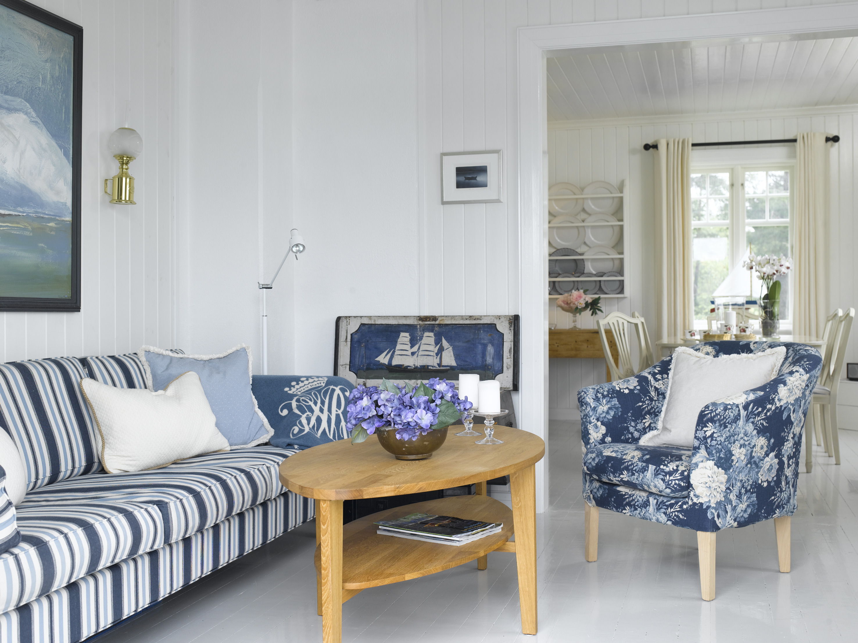 Det blanke gulvet skaper en nydelig effekt og reflekterer lyset vakkert. Tekstiler i forskjellige mønstre lever side om side, i beste velgående . 