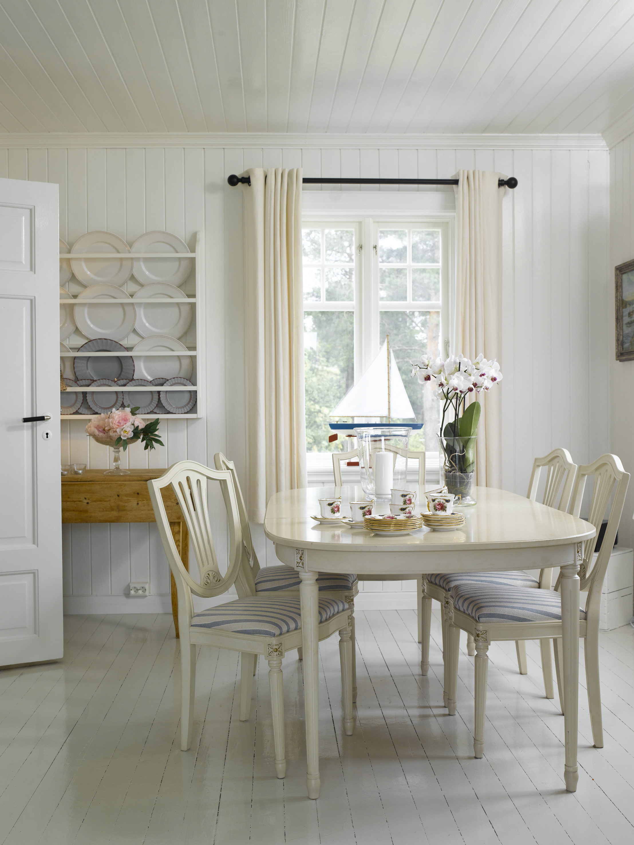 Rommet har fått større vindu og naturen slippes inn sammen med alt lyset – et vakkert rom!