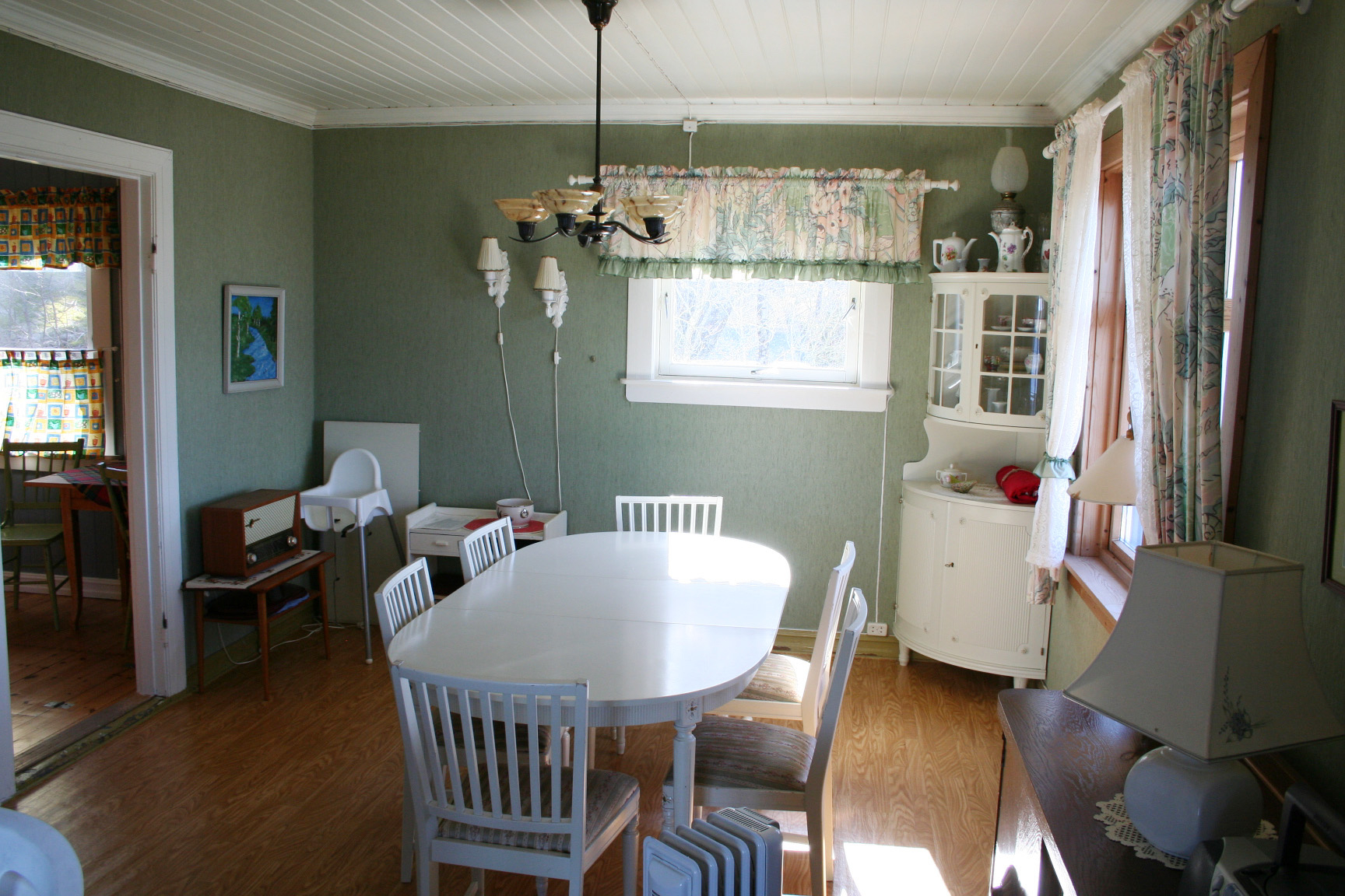 Spisestuen før. Ett lite vindu slapp inn veldig lite lys.