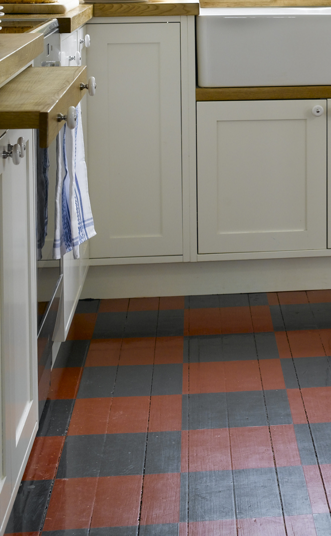 Gulvfargene er fra det opprinnelige kjøkkengulvet og tilfører rommet historie og karakter. 