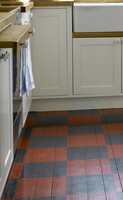 Gulvfargene er fra det opprinnelige kjøkkengulvet og tilfører rommet historie og karakter. 