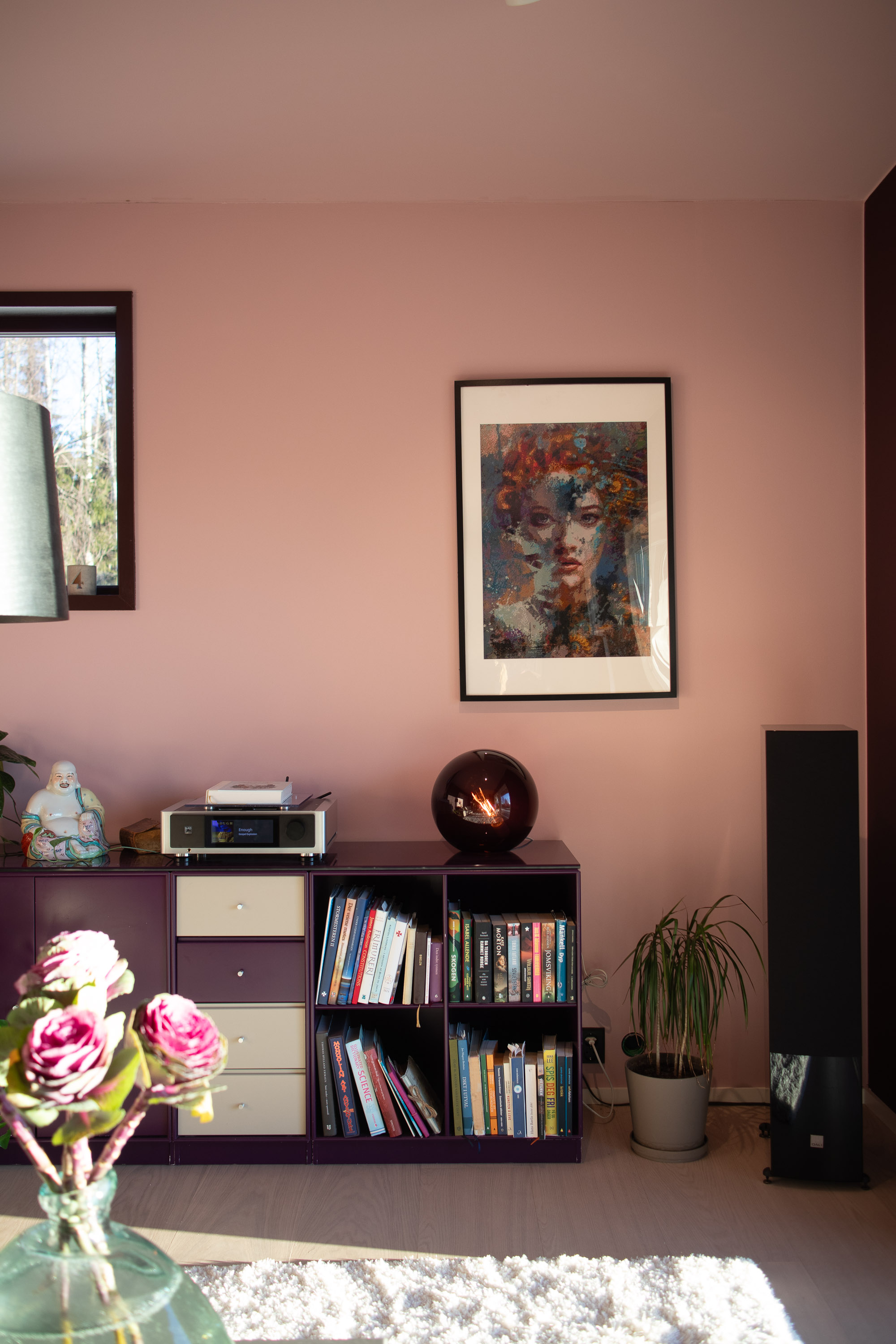 rosa vegg bilder stue