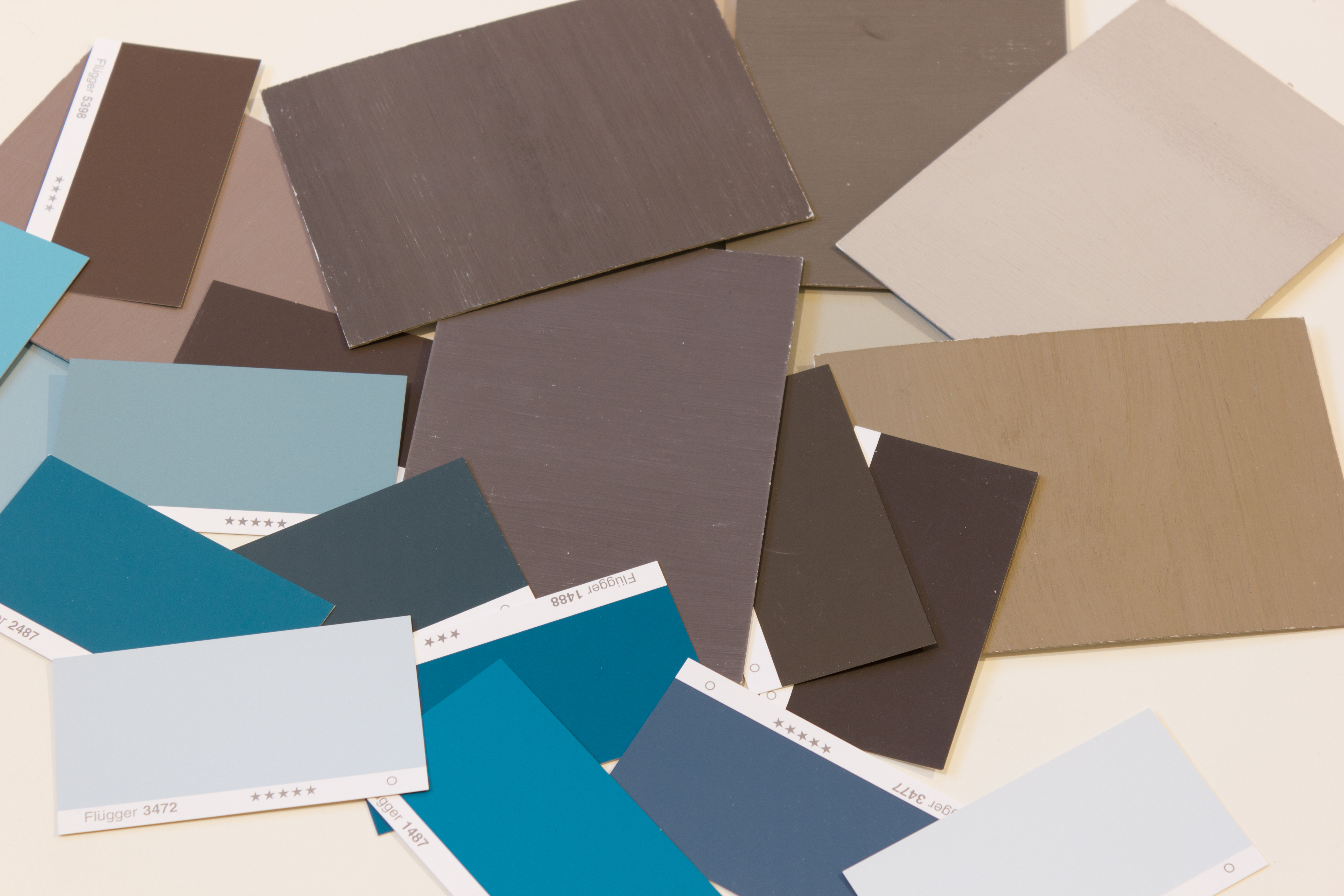 KOMPLEMENTÆRFARGER: Disse bruntonene kommer fra gult. Komplementærfargen er blått. Alle nyansene av blått kan være godt følge til gulaktige bruntoner.