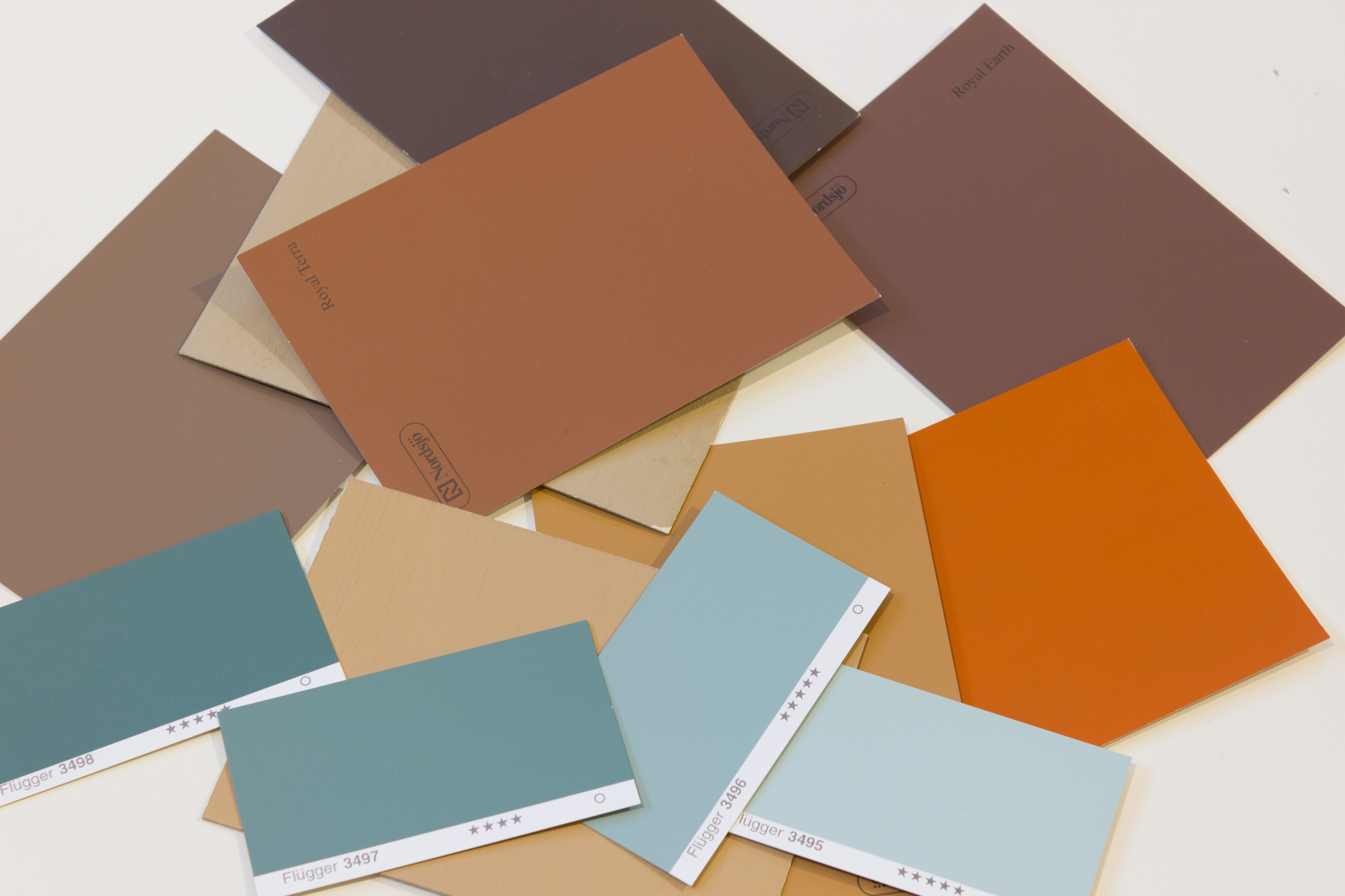 GYLDENT BRUNT OG BLÅGRØNT: Jo mer rødt det er i den brune, dess mer grønt er det i den blå komplementære fargen. 