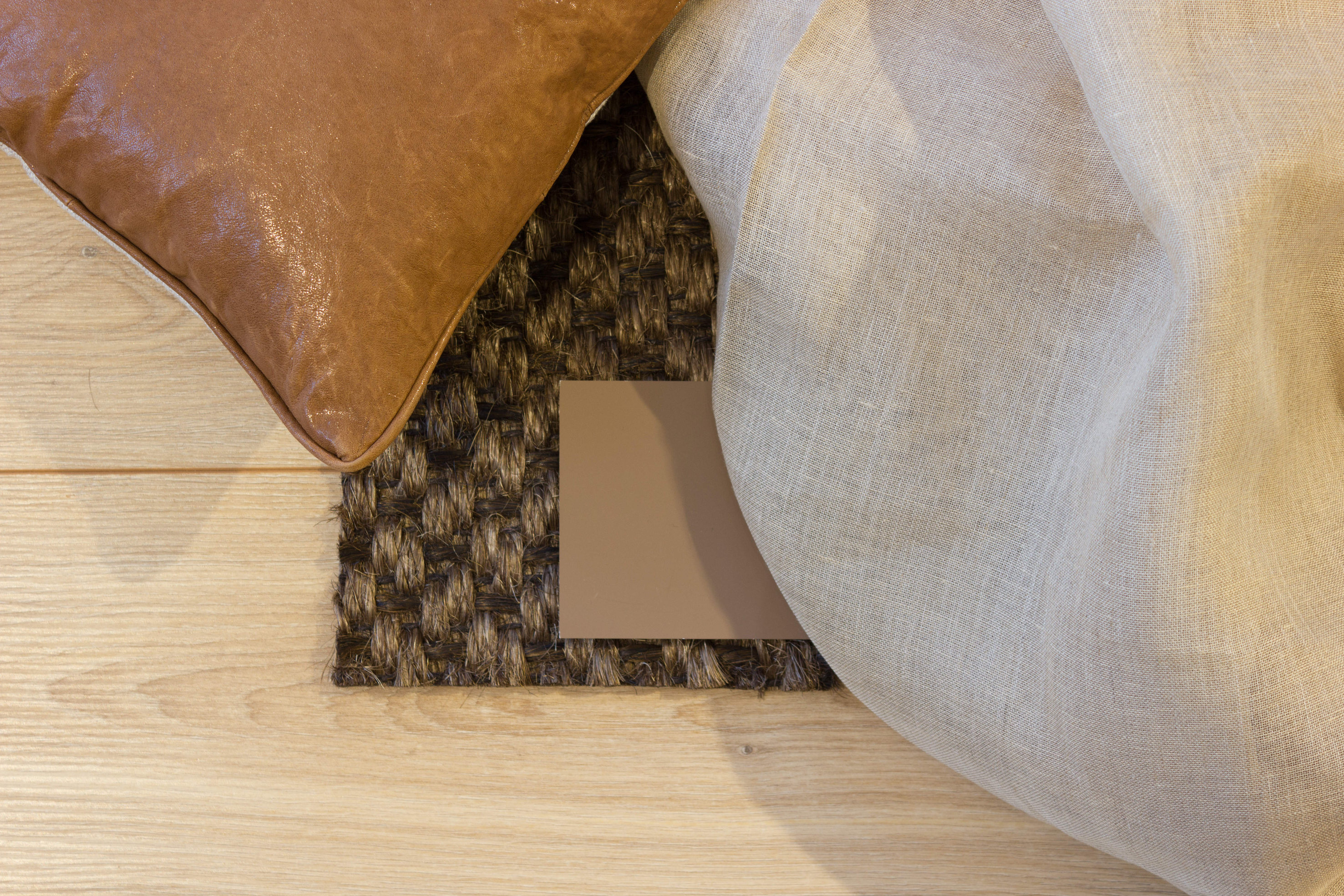 KULØRTONELIKHET: Her er utgangspunktet én farge på fargesirkelen. Den varieres i lyse og mørke toner. Dette gir en harmonisk og rolig helhet. Naturmaterialer er ikke nøytrale, de er faktisk temmelig brune. 