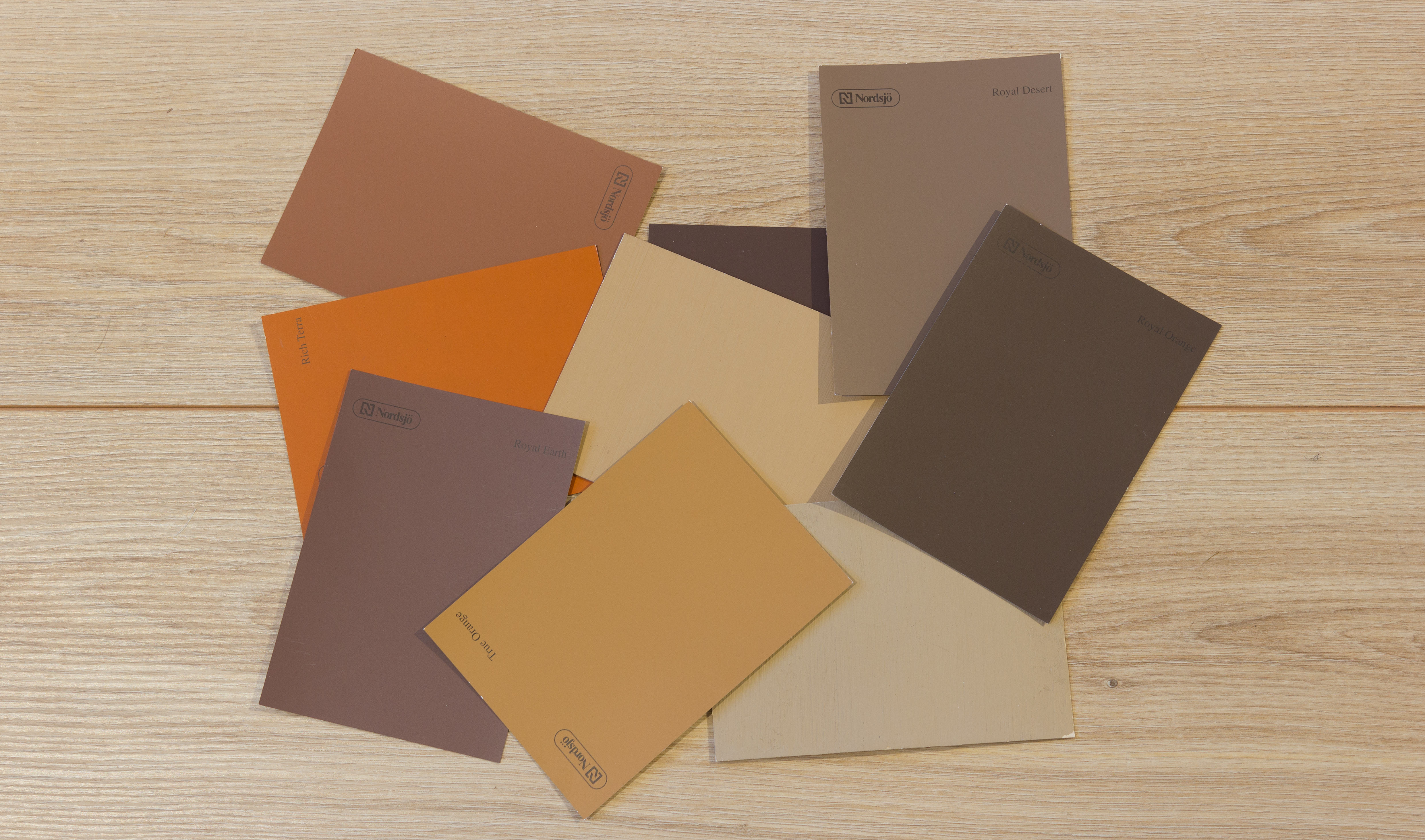 NORDISK: At farger påvirker hverandre er velkjent. Her ser vi hvordan lyst treverk gir de gylne bruntonene en klar føring mot en nordisk stil.