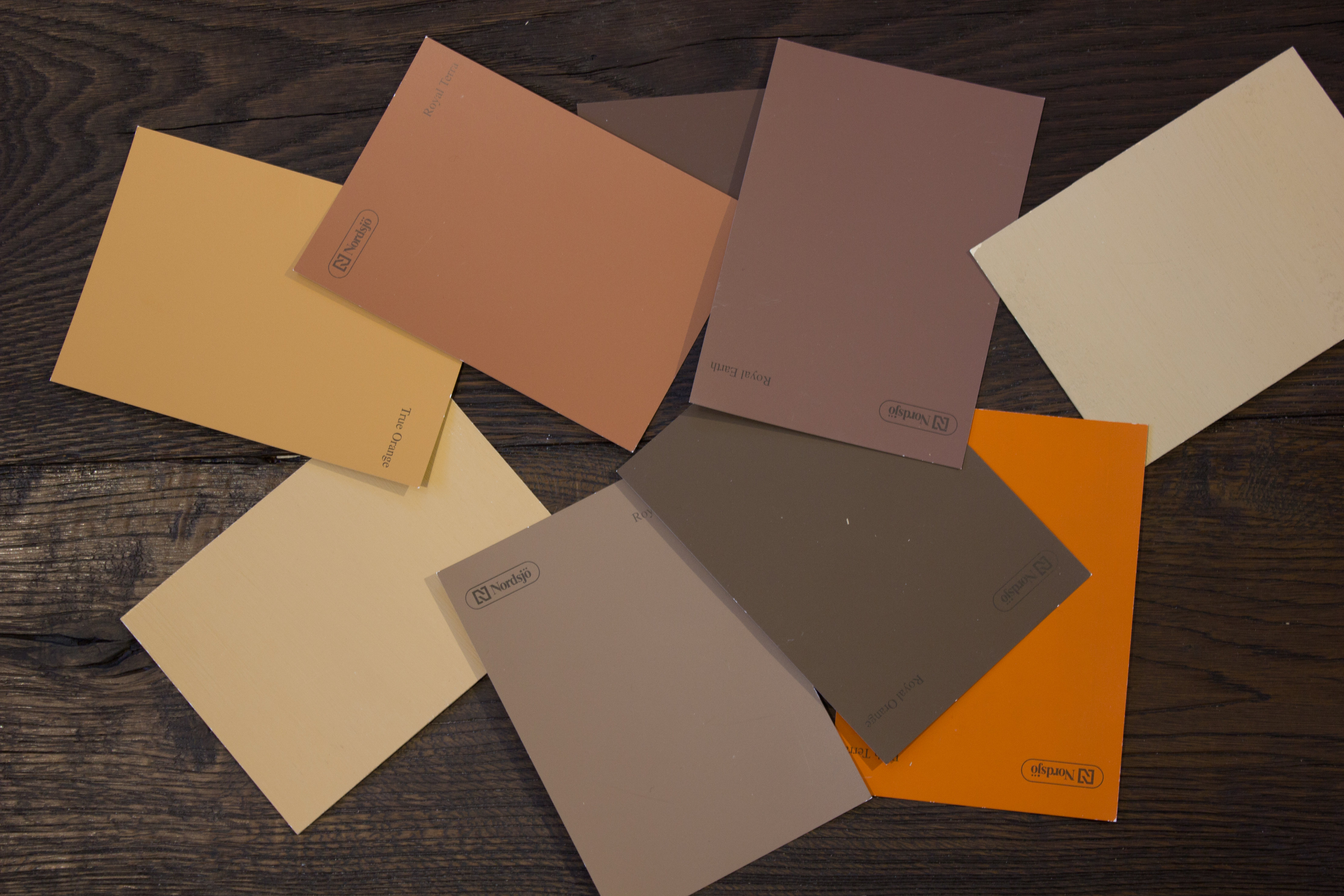 EKSOTISK: Når det lyse treverket erstattes med mørkt treslag får fargene en tydelig klang mot en mer eksotisk eller kontinental stil.