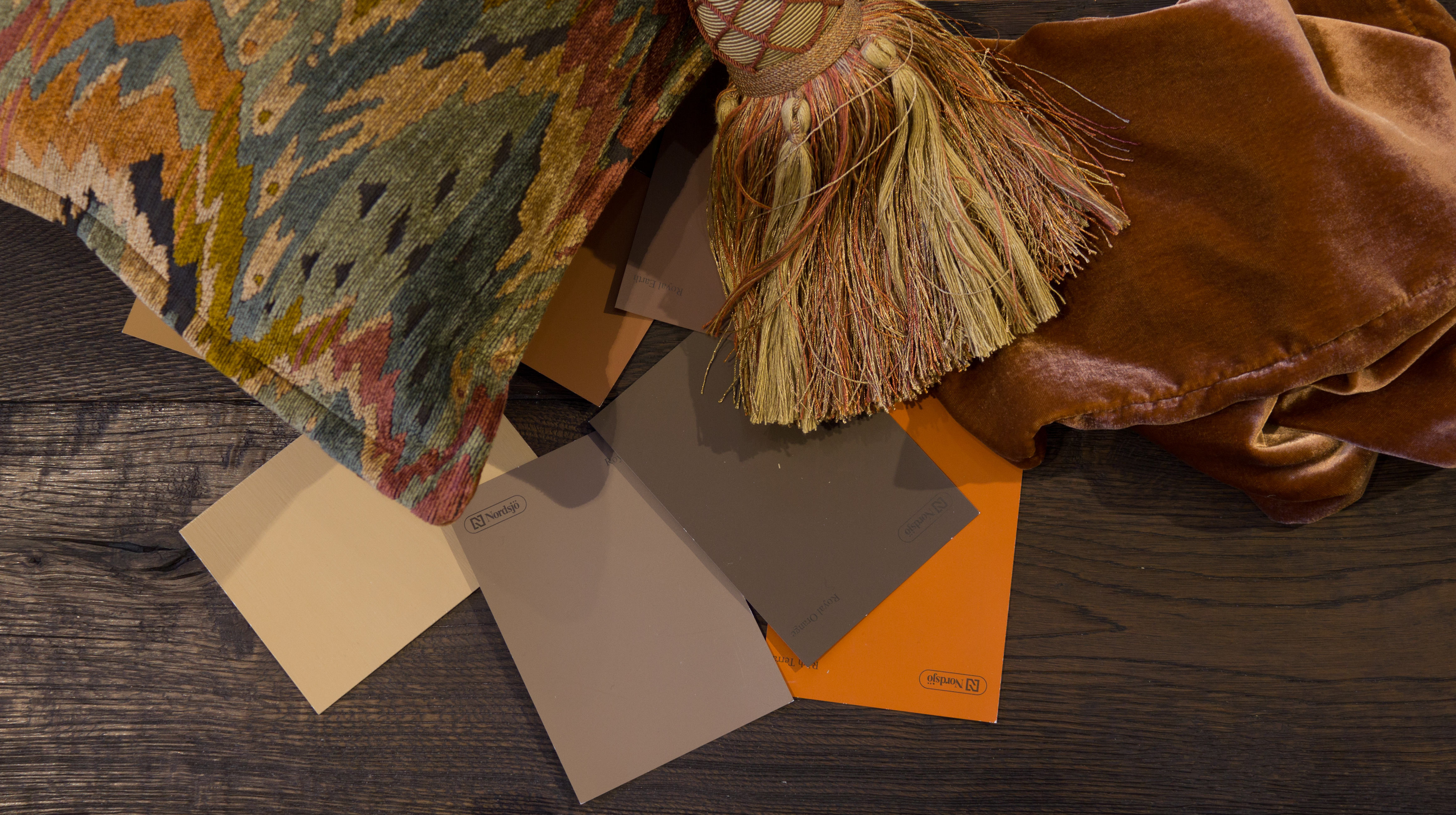 NYANSELIKE 2: Putestoffet glir fint inn i helheten, selv om mønsteret har både gult, blått, grønt og rødt i seg. Hemmeligheten er nyanselikheten. Lik sorthet gjør at fargene virker dempet og klinger godt sammen. 