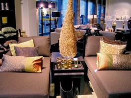 Brun er en av høstens viktige farger innenfor møbeltekstil, som på denne sofaen fra Slettvoll. Etter hvert vil sort, grått og hvitt ta over.