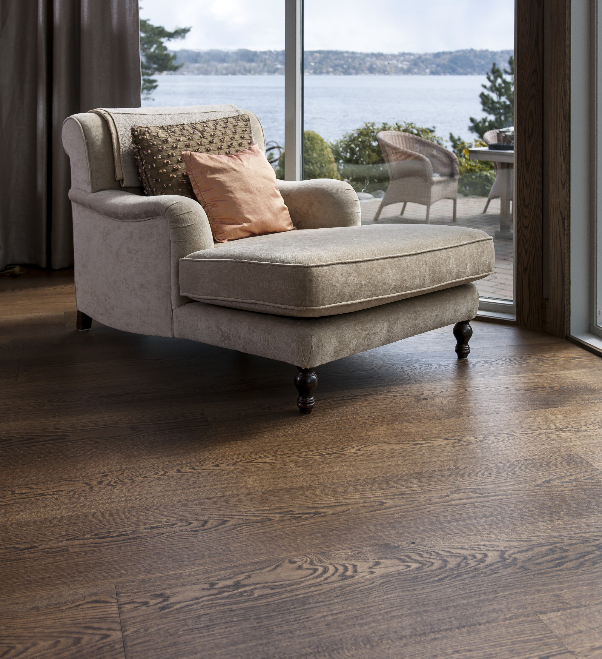 BRUNT TRE: Den brune trenden viser seg også i mørkere tregulv. Dette gulvet er brunvokset eik fra Skattekammeret.