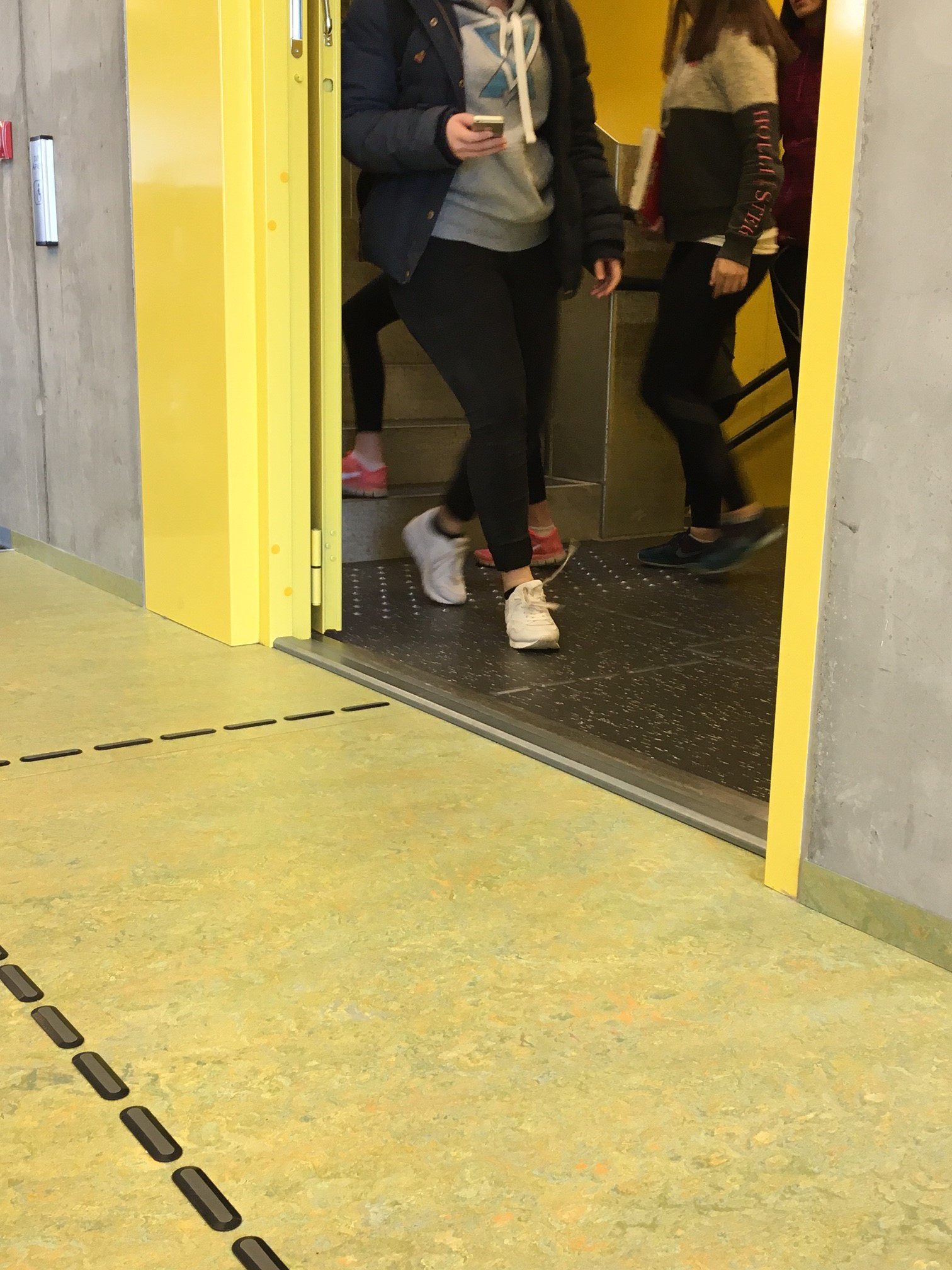 FARGENE VISER VEI: Surgrønn linoleum i en allmenning møter trappeløpet med sortmelert belegg. Fargene forteller veien. 