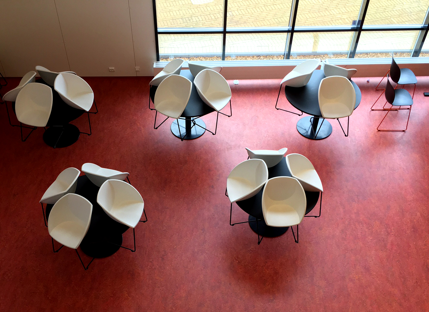 STRAMT: Kantinen har rødt gulv, hvite stoler med sorte stålben, sorte stoler og ditto bord. En stram palett – både i form og farger. 