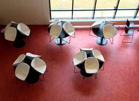 <b>STRAMT:</b> Kantinen har rødt gulv, hvite stoler med sorte stålben, sorte stoler og ditto bord. En stram palett – både i form og farger. 
