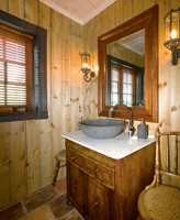 Fra badet - med en lys brun interiørbeis på vegg hvor møbel og speil i en mørkere brun gir helhet. 