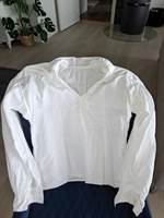 BUNADSKJORTEN: Et produkt som bleker hvite tekstiler kan være nok til at du får en hvit og fin bunadskjorte til 17. mai.