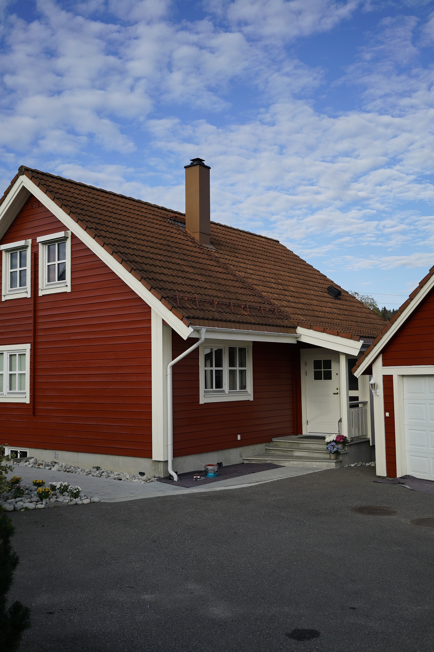 Maling skal både beskytte huset, og gi det et pent utseende. (Foto: Butinox)