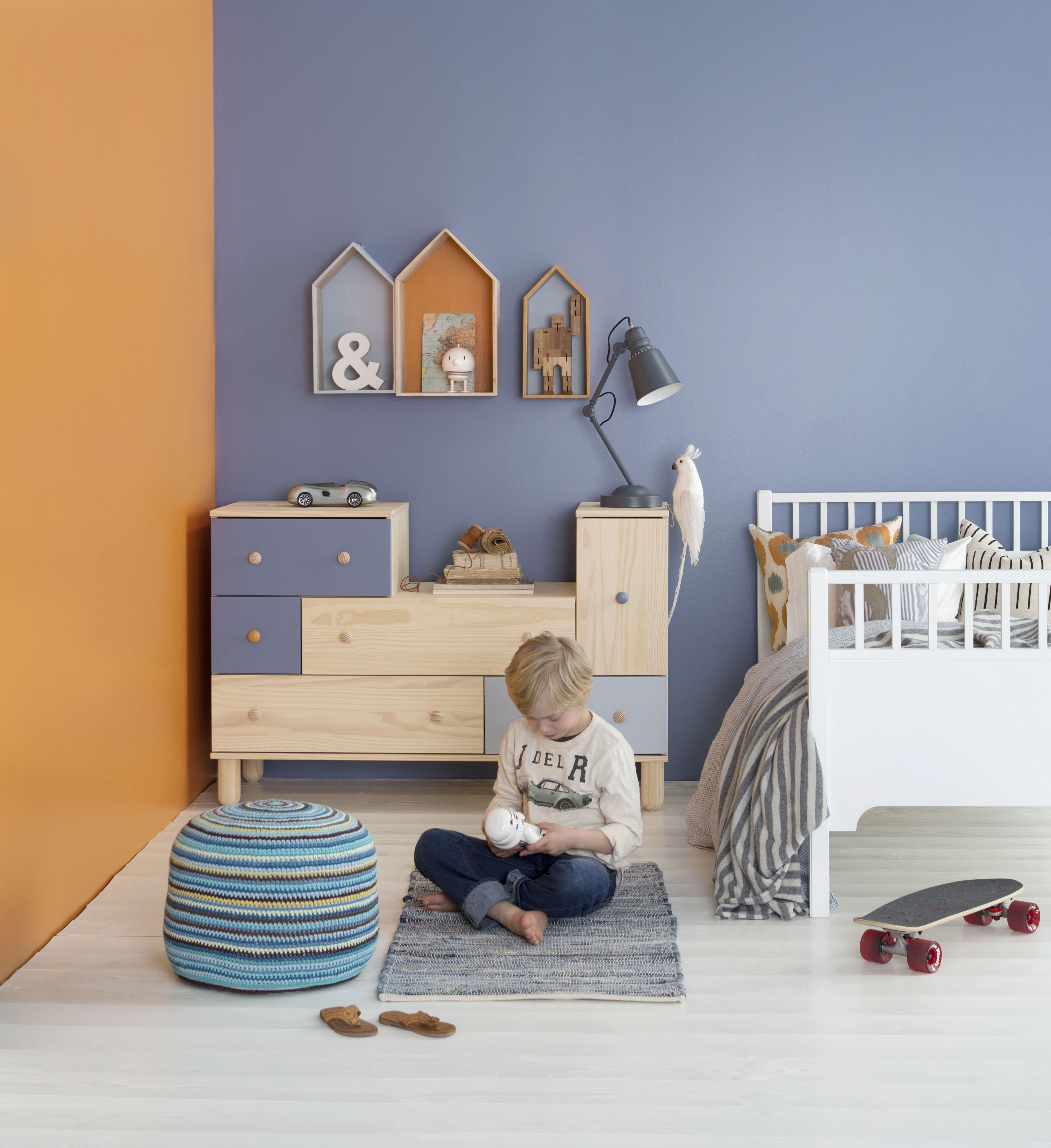 I dette rommet er det nokså store mengder av hver av de to kontrastfargene, men fordi de inneholder en del sort fungerer det fint likevel.