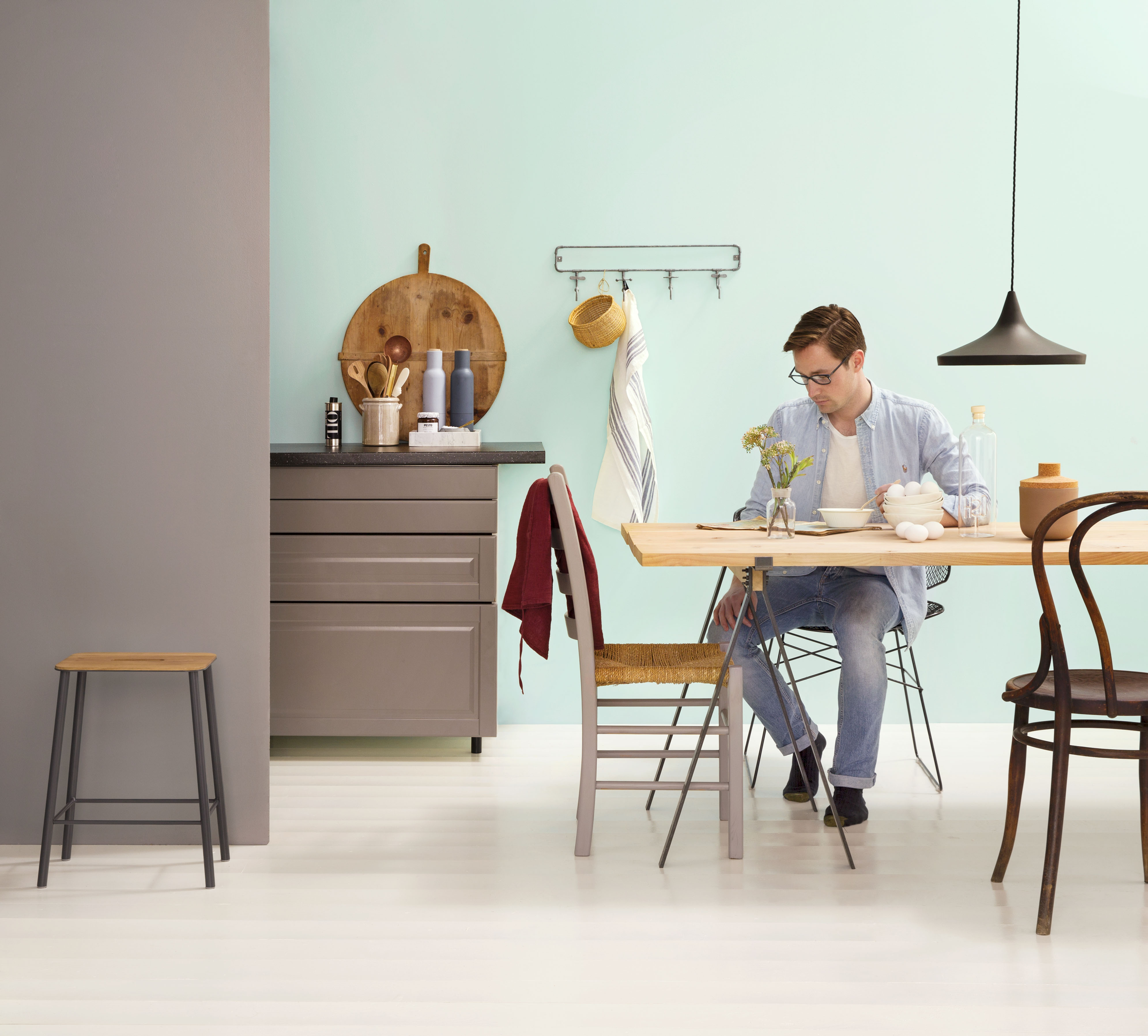 Et kjøkken blir en skikkelig «ladestasjon» med favorittfargen på veggen. Denne friske veggen har fargen 5875 Frost fra Butinox Interiør.