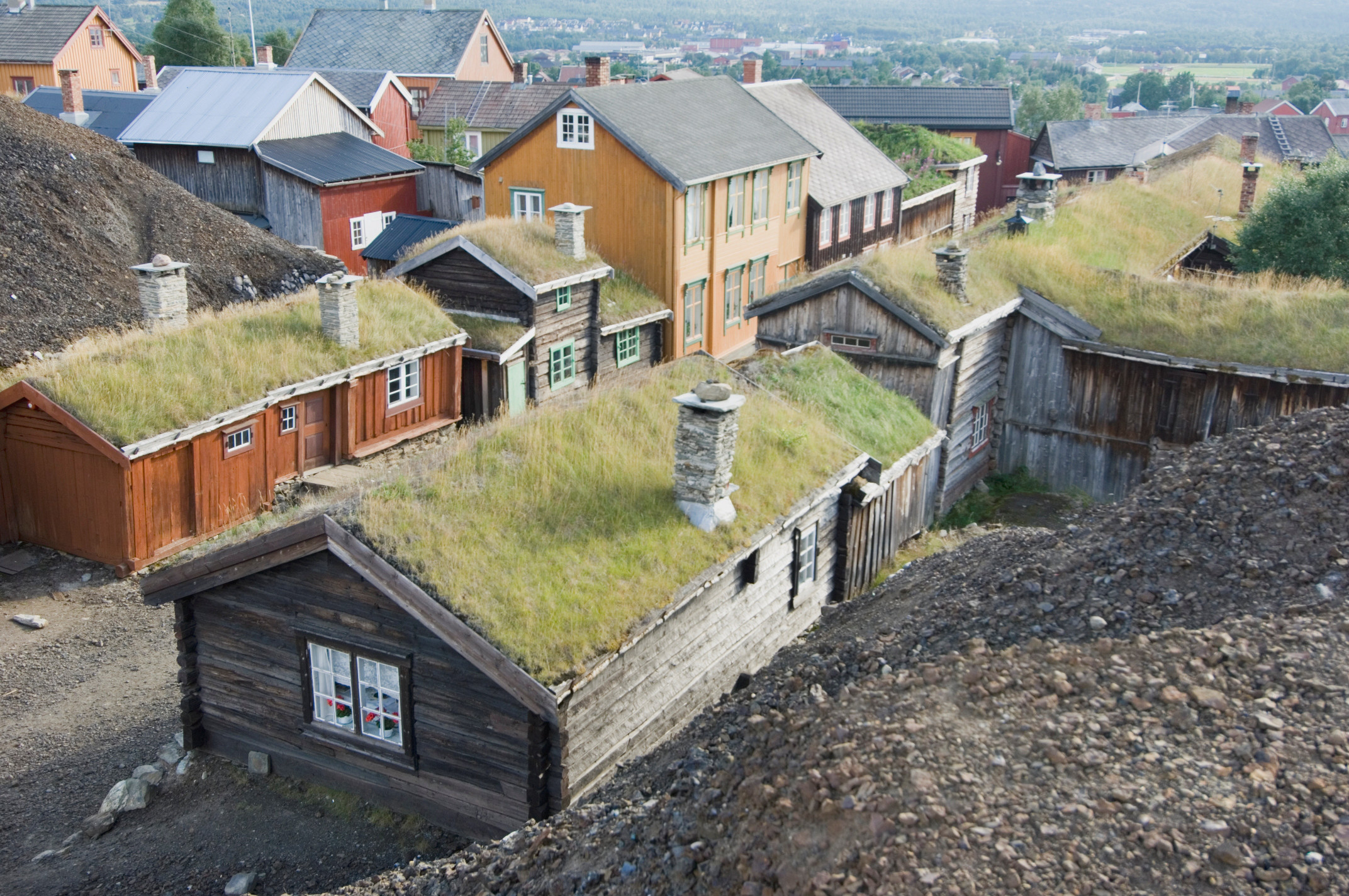 Den fargerike og sjarmerende lille trehusbyen Røros ble grunnlagt i 1646 og er godt bevart og tatt vare på.