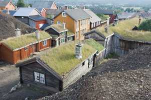 Den fargerike og sjarmerende lille trehusbyen Røros ble grunnlagt i 1646 og er godt bevart og tatt vare på.