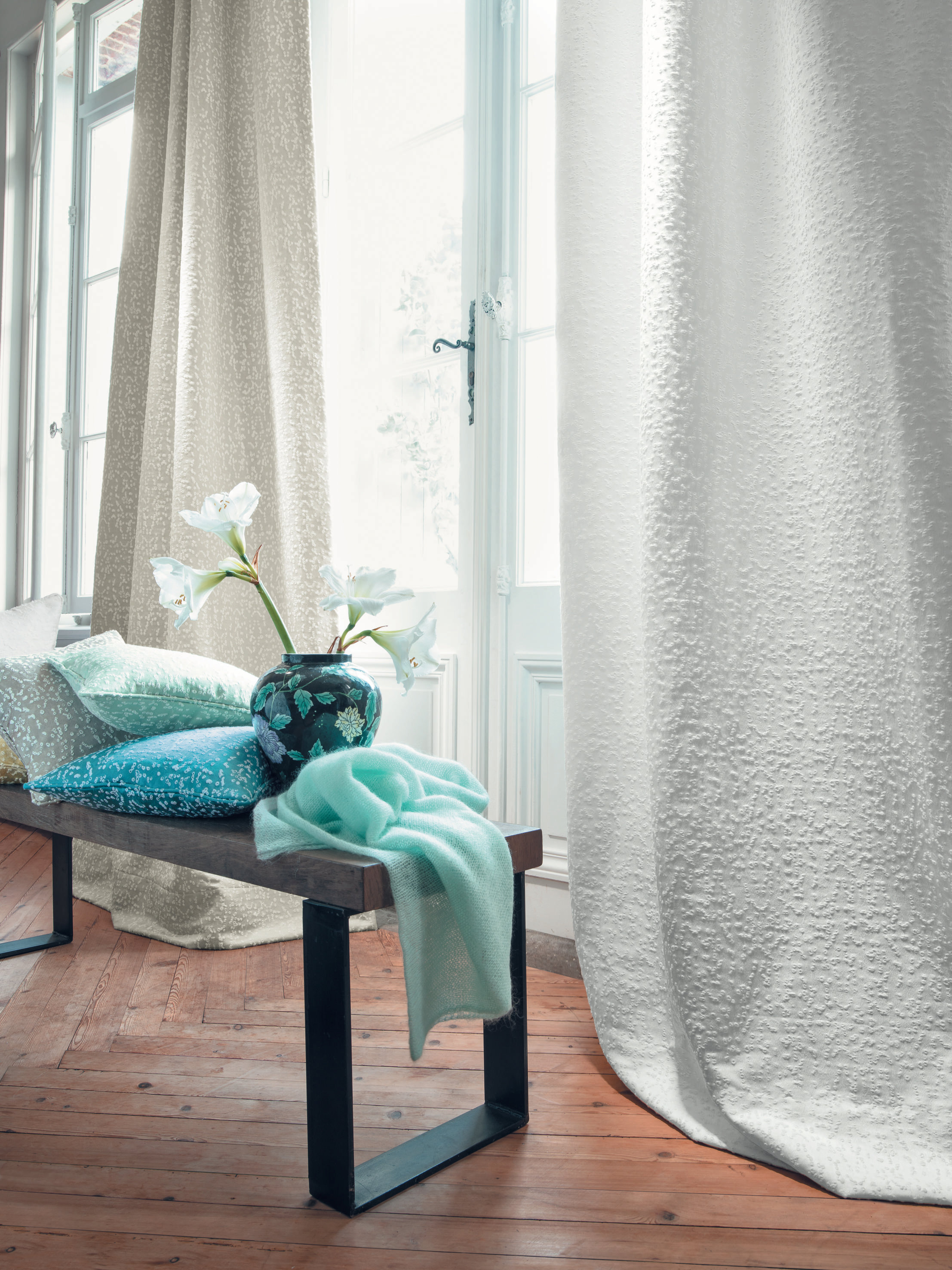 LYST: Synes du kanskje at lyse gardiner er det tryggeste? Husk at teksturer også bidrar til stil og atmosfære. (Foto: Green Apple)