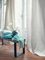 <b>LYST:</b> Synes du kanskje at lyse gardiner er det tryggeste? Husk at teksturer også bidrar til stil og atmosfære. (Foto: Green Apple)