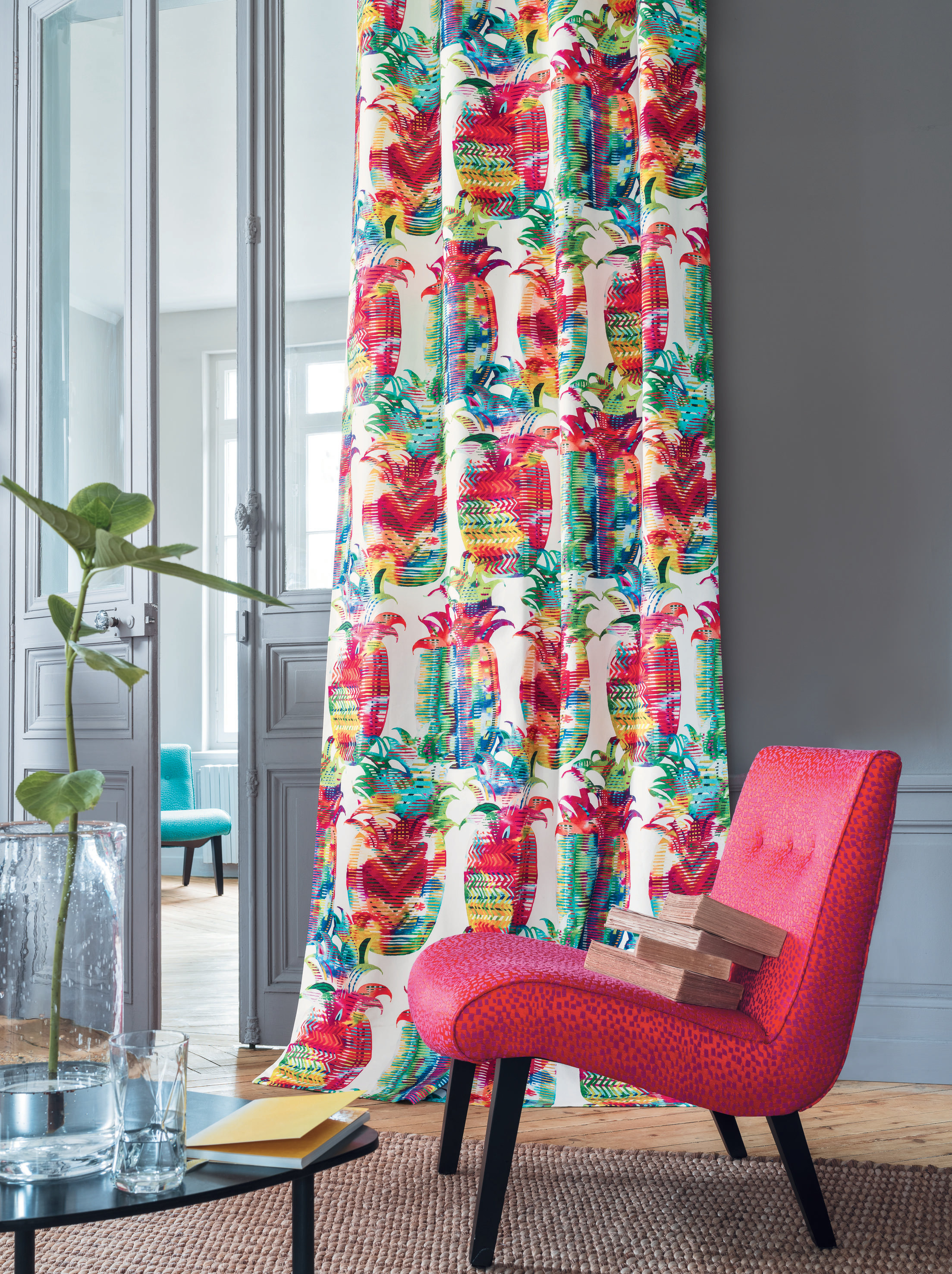 FRISKT: Hvis du er lei det hvite interiøret eller vil gi stua er sommerlig løft er fargerike gardiner reneste tryllemidlet. (Foto: Green Apple)