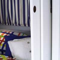 Nytt sengetøy i glade farger. Sovekroken kan stenges av med skyvedører, praktisk når noen vil sove og andre se på tv.