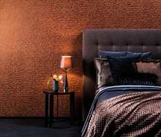 <b>VARMT:</b> Det er enklere å få en lun og varm atmosfære på soverommet med mørke farger. Tapet: Capiz CAP56 fra Omexco/INTAG. (Foto: INTAG)