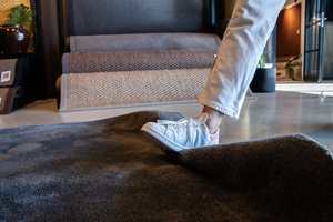 GLATT TEPPE: Uten antisklimatte eller Carpet Stop under teppet er det fort gjort å skli.