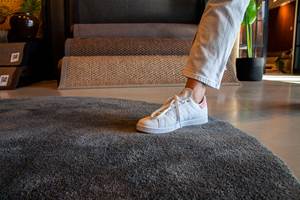 SKLISIKKERT TEPPE: Med Carpet Stop under teppet sitter det godt fast på gulvet, uten at du trenger å ha antisklimatte liggende under.
