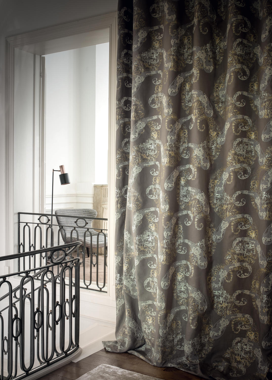 MODERNE: En modernisert variant av mønsteret på gardiner fra franske Casamance, som føres av Green Apple.