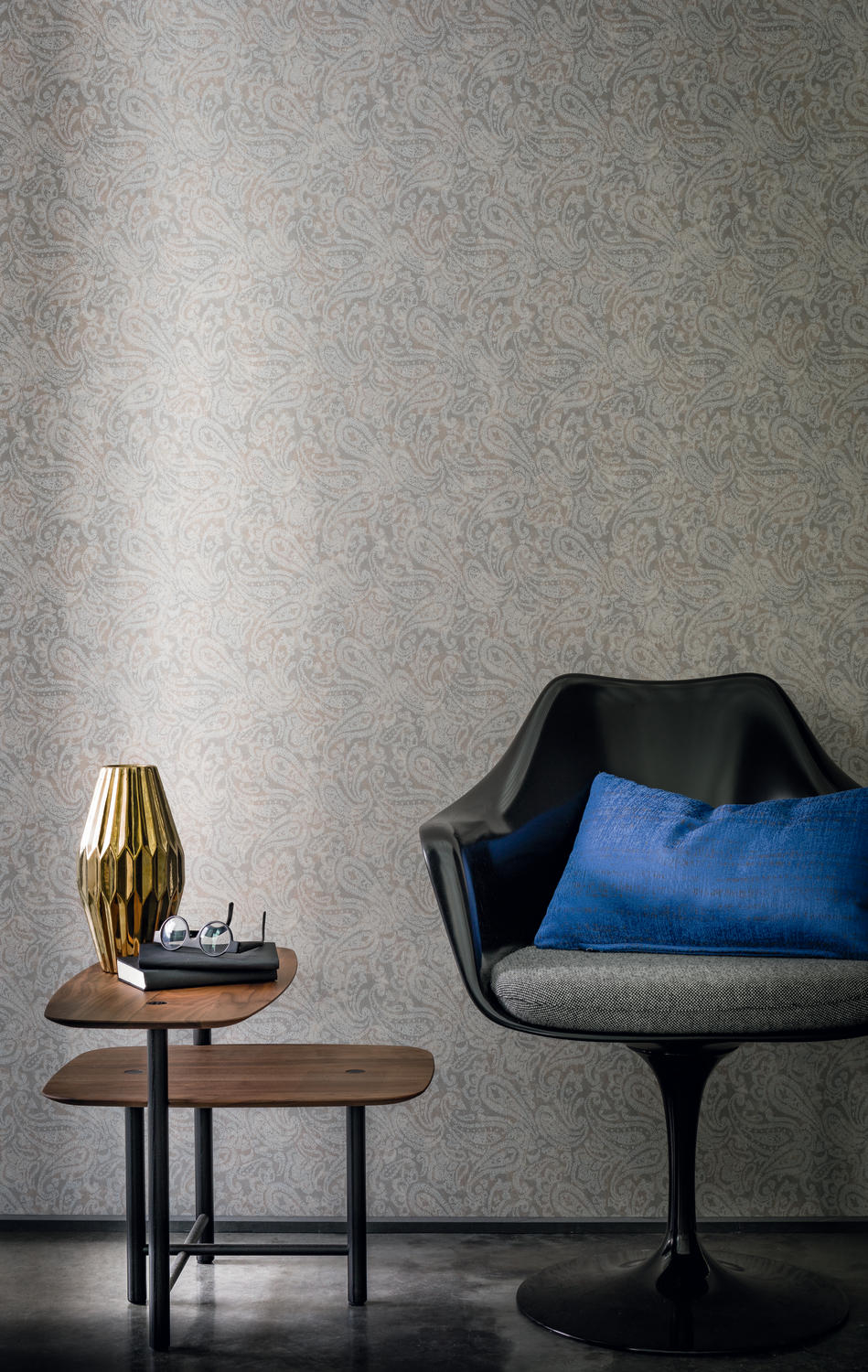 DETALJERT: På dette tapetet fra Casamance/Green Apple har mønsteret flere detaljer, og rolig ton-i-ton farger. 