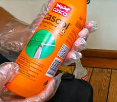 BESKYTTELSE: Unngå å få polyuretanlim på hendene når du reparerer ting. Med flasken følger et par geniale plasthansker.     