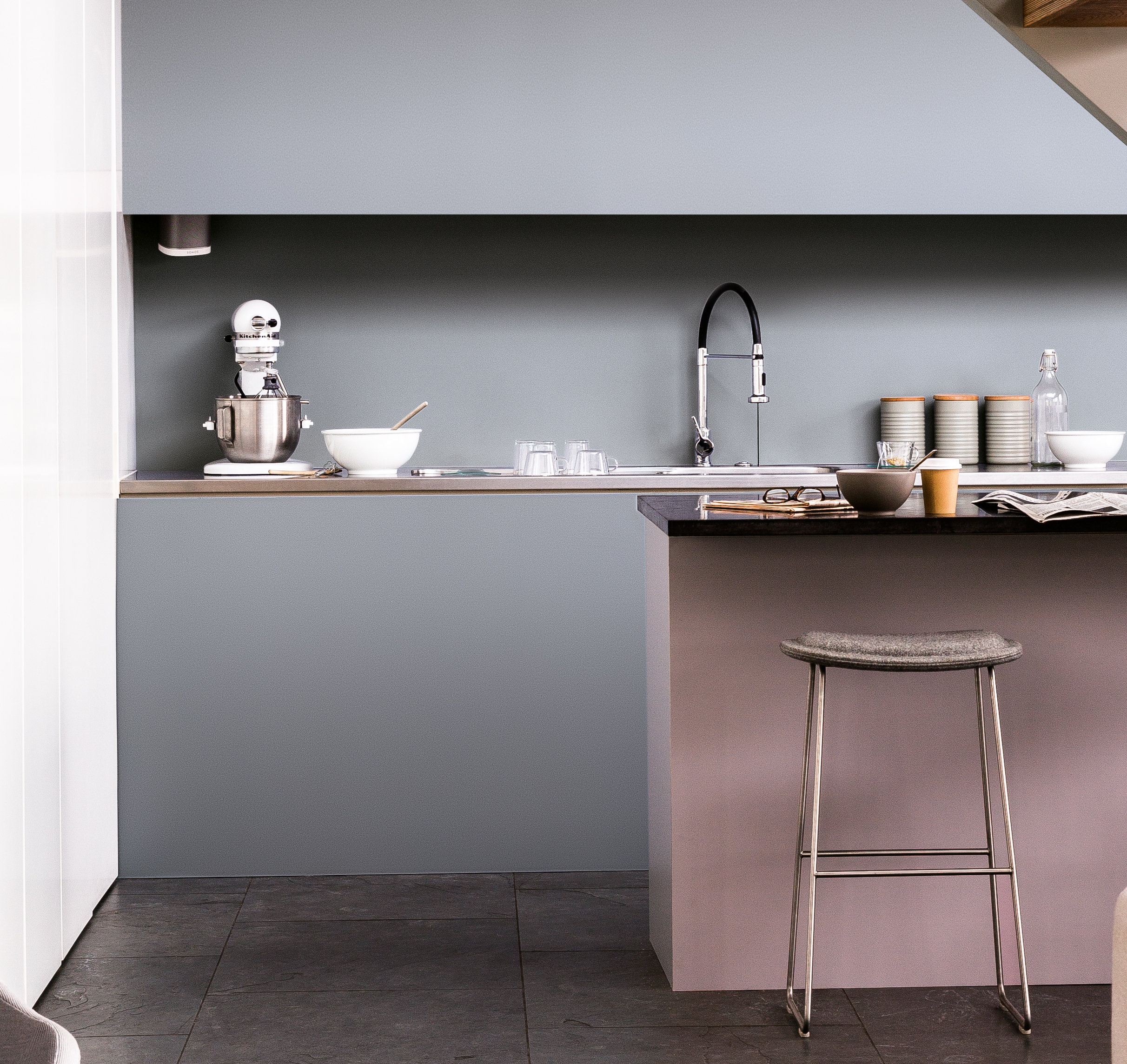 Det kommer stadig mer farger inn i norske kjøkken, som disse dempede fargene fra Nordsjö.