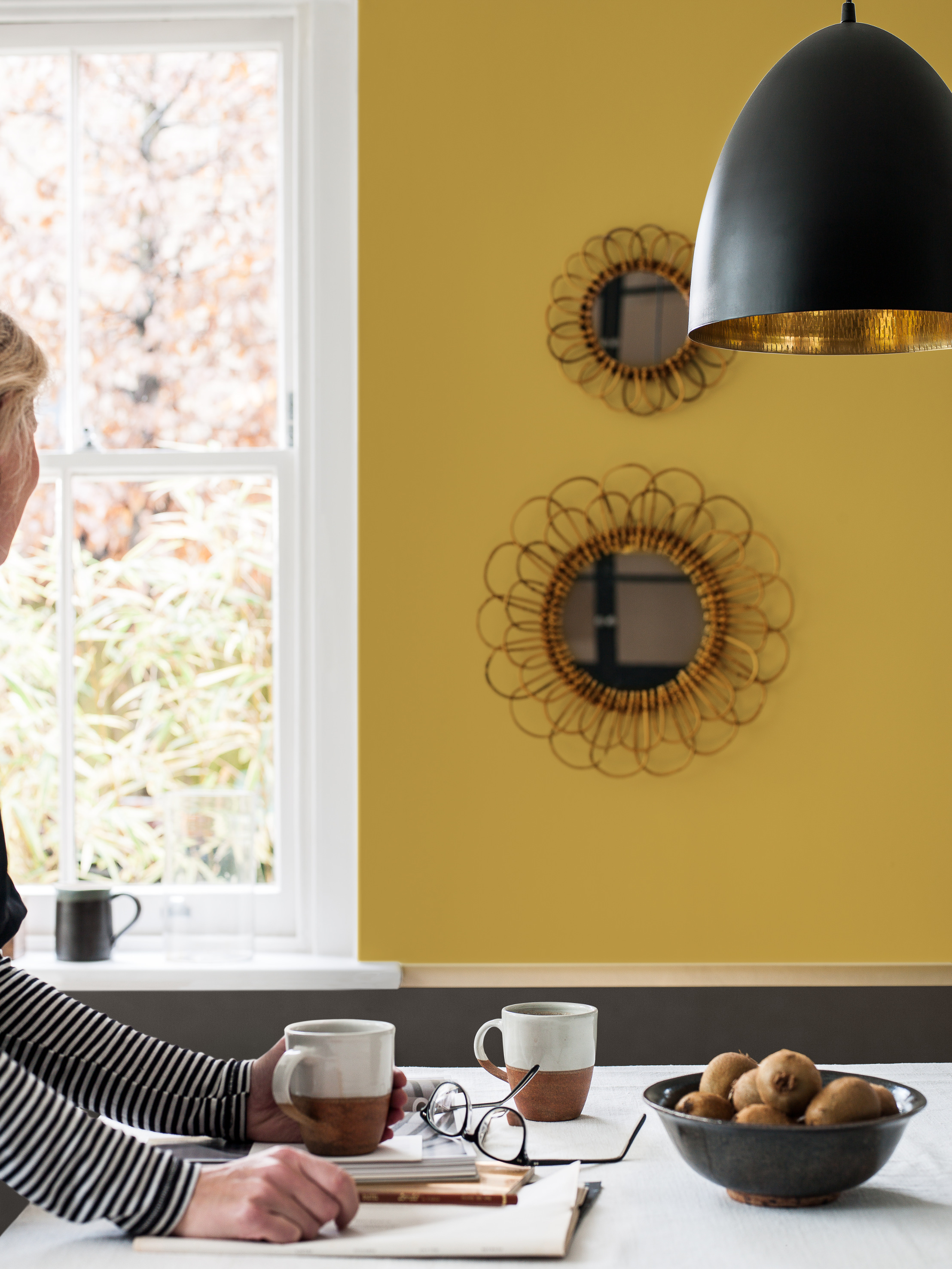 Trendfarger kan tas i bruk ved å kombinere dem med andre farger. Her er Ochre Gold fra Nordsjö brukt i kombinasjon med en mørkere farge.