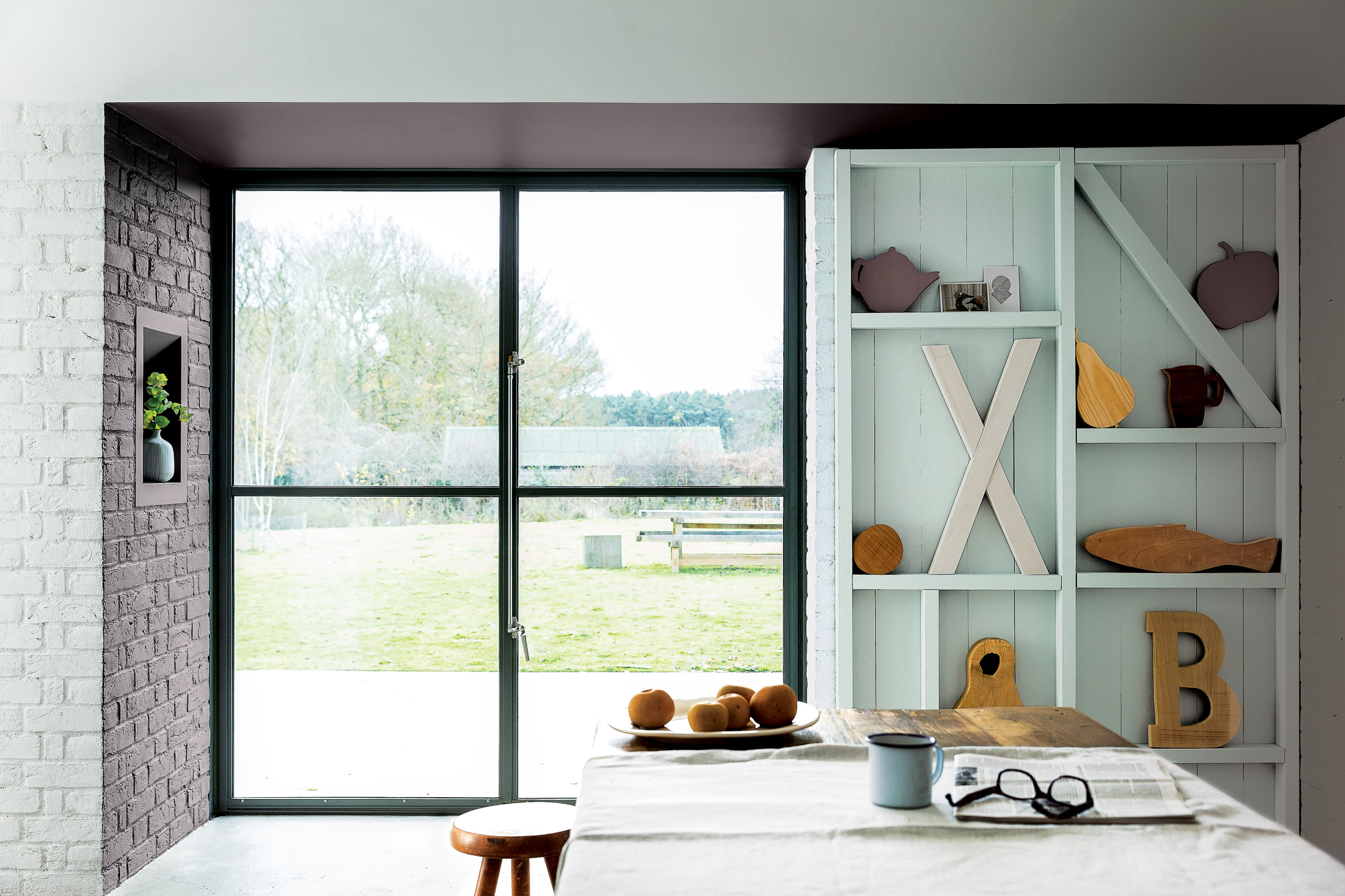 Har du store vinduer, tenk på hva som foregår utenfor. Grønt gress eller grønne trær vil kunne gi fargene inne et grønnskjær. Dette rommet er fargesatt av Nordsjö.