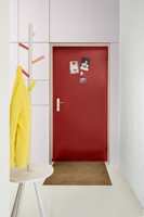 <b>VELKOMMEN:</b> Den røde døren ønsker velkommen inn, og gir både beboende og besøkende godt humør!