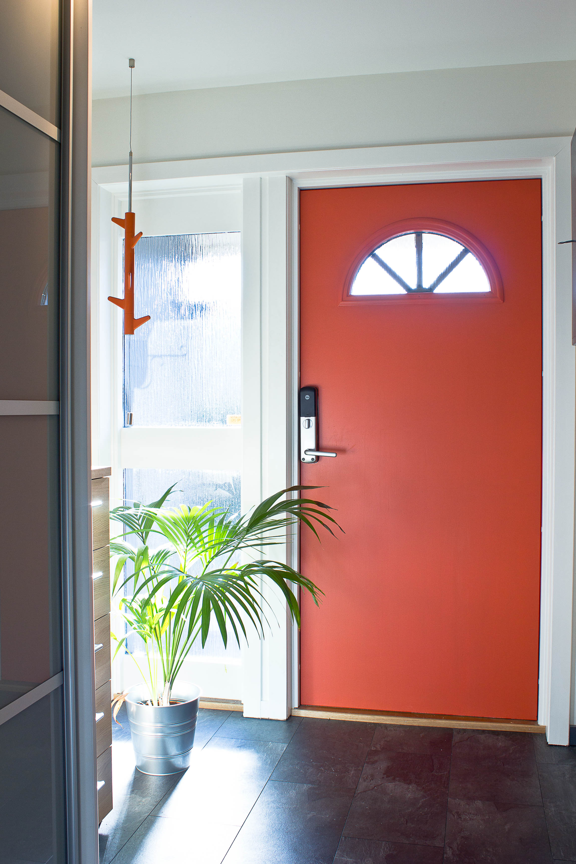 Rød inngangsdør i gangen