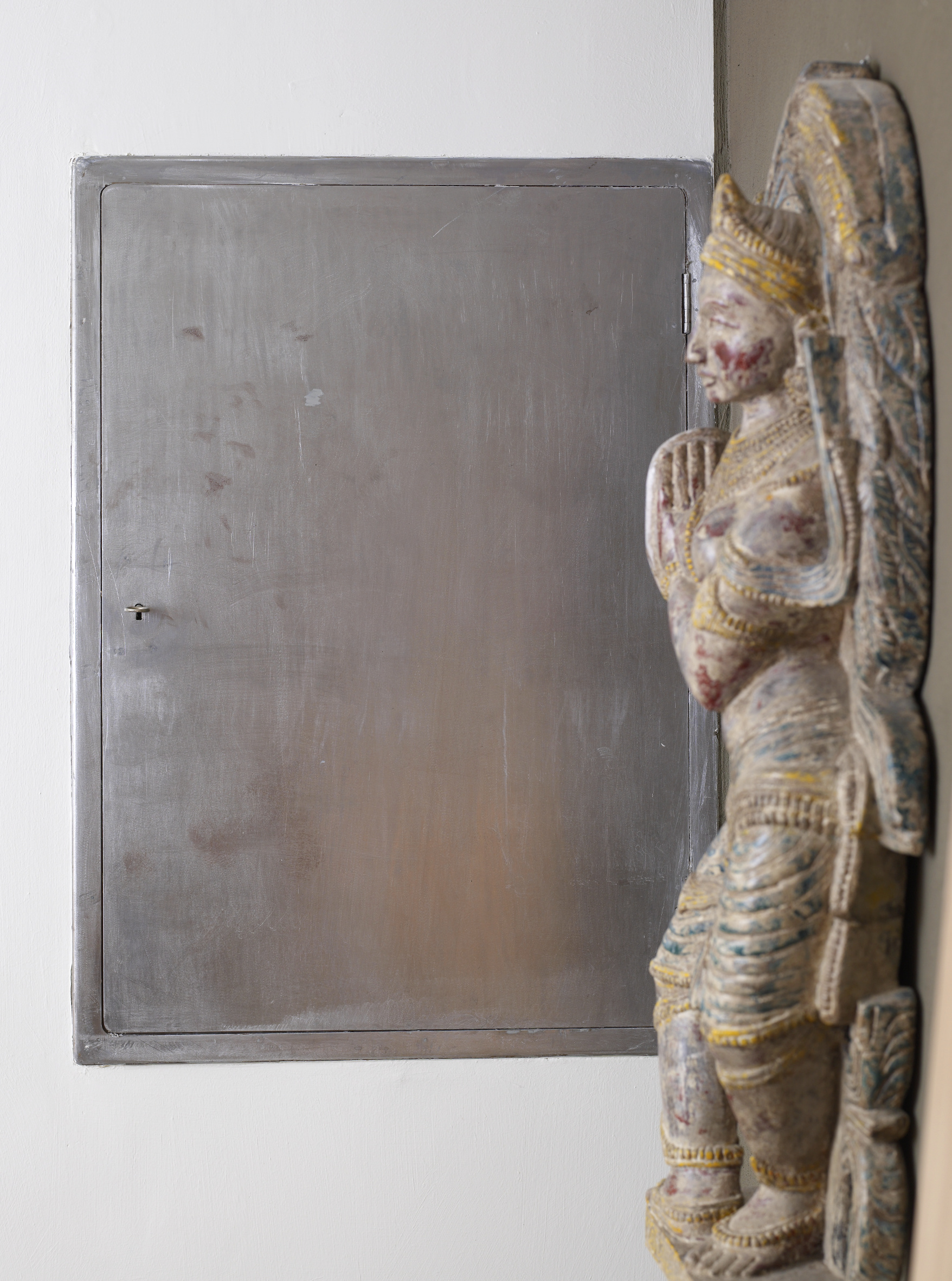 Da flere lag gammel maling ble fjernet, åpenbarte det seg en kul, røff overflate!  