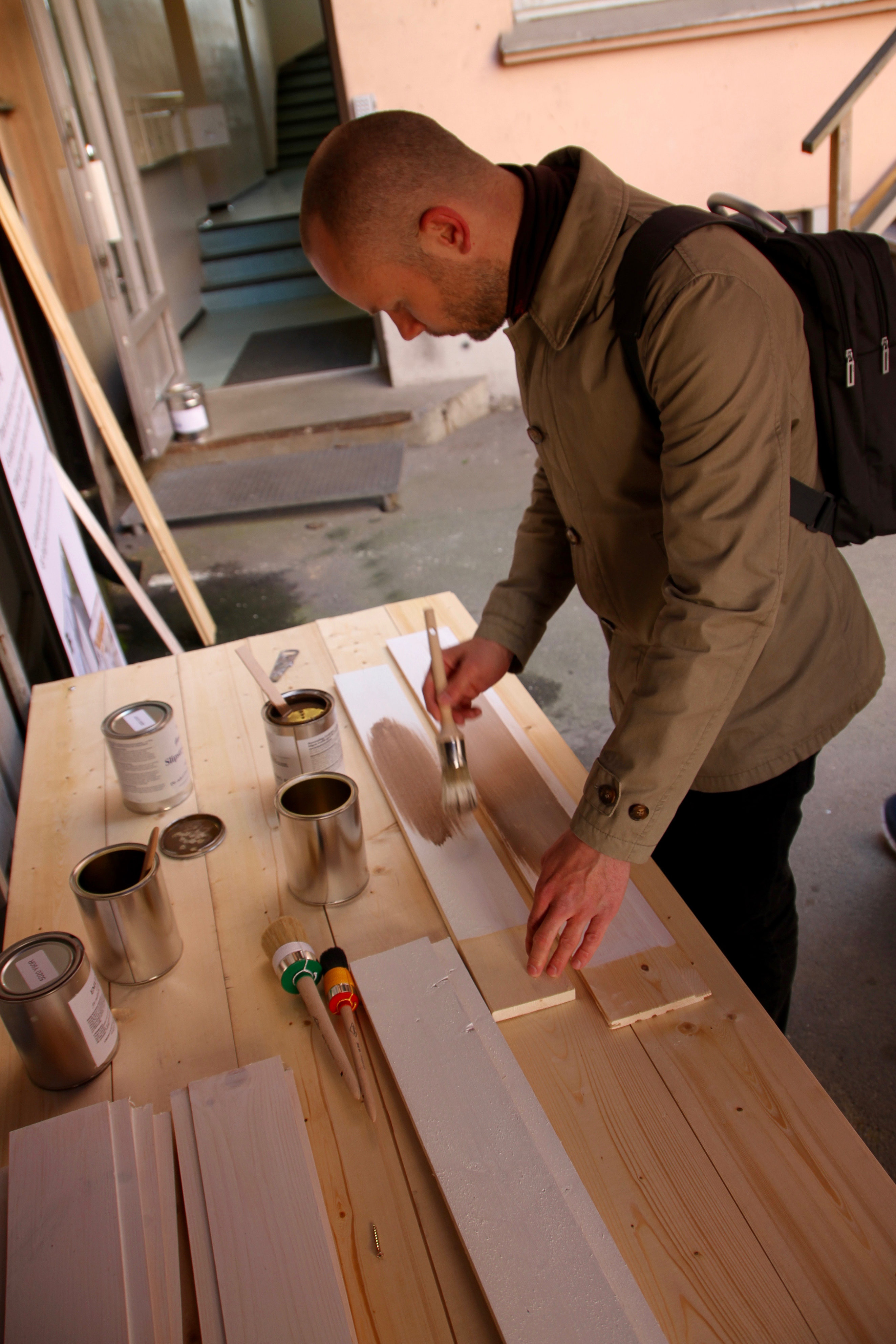 Christer Stenby fra nettstedet «Bygg og Bevar» er på plass for å lære om linoljemaling.