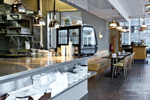 <b>NYTT </b>KJØKKEN: Under ulike navn har det vært servert mat i bygget siden 1940-tallet. I januar 2017 åpnet City Bar & Spiseri etter oppussing. Restauranten og baren har til sammen plass til 130 sittende gjester.